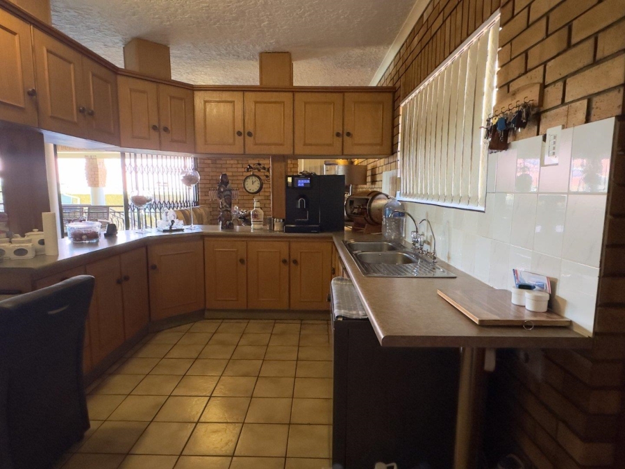 6 Bedroom Property for Sale in Wavecrest Eastern Cape